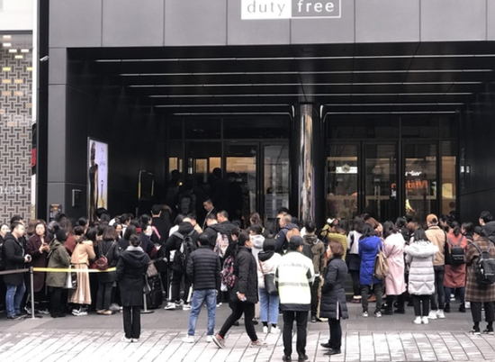 中國游客韓免稅店排長(zhǎng)隊(duì) 韓國旅游業(yè)界充滿期待